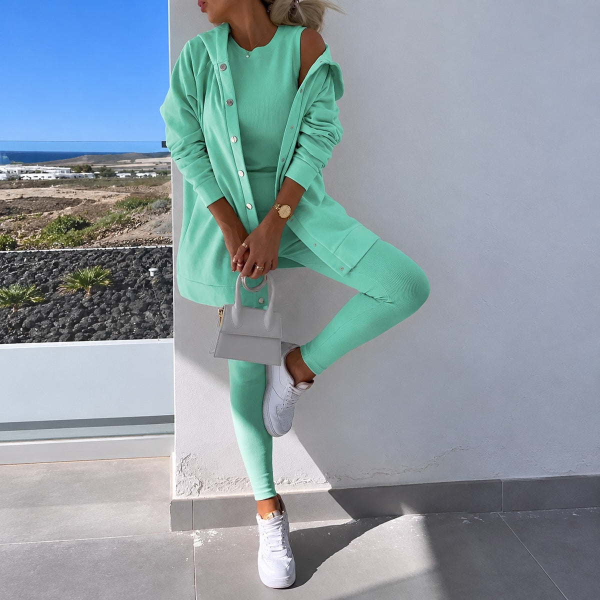 Conjunto mujer con chaqueta de manga larga con cierre de botones y leggings ajustados