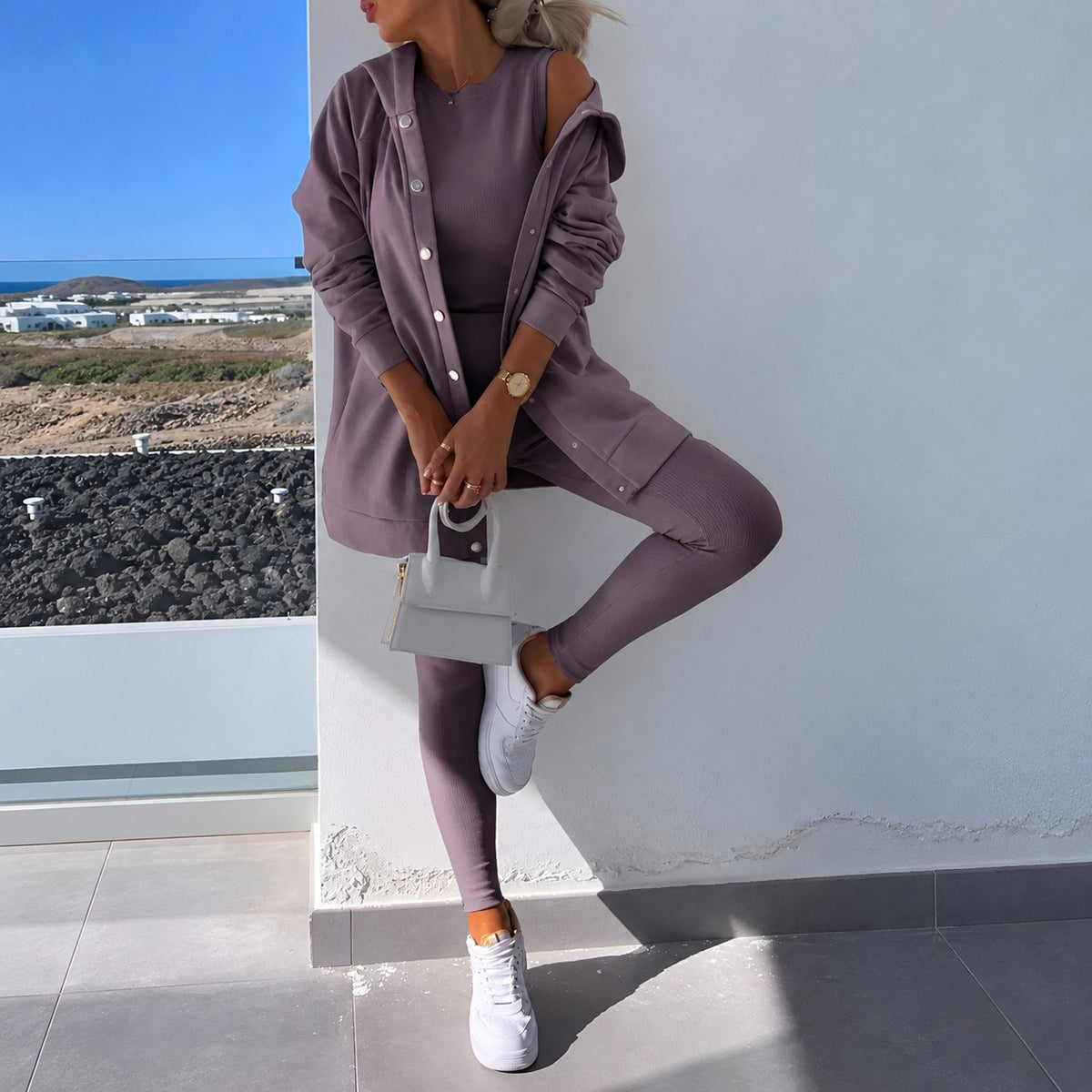 Conjunto mujer con chaqueta de manga larga con cierre de botones y leggings ajustados