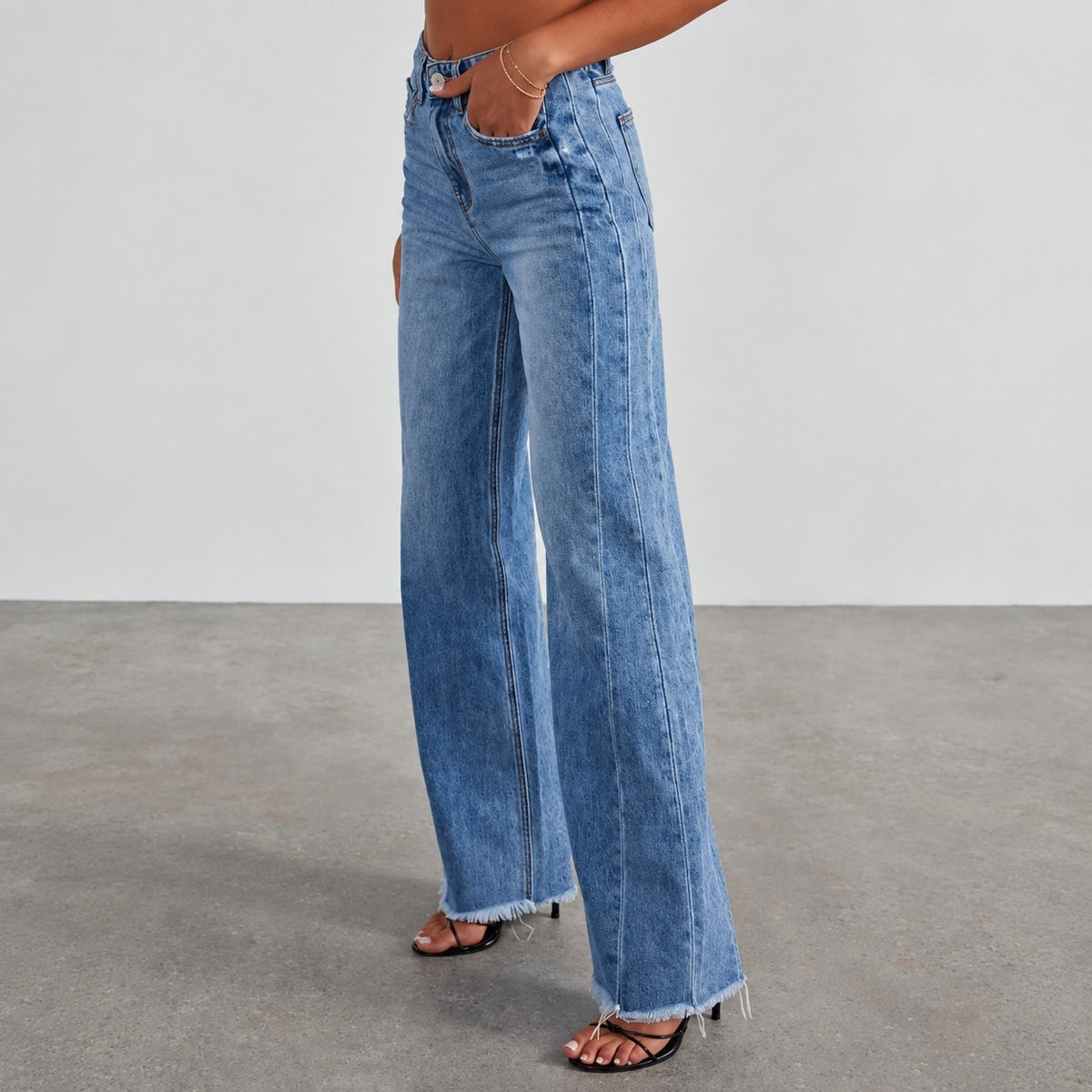 Jeans de mujer de pierna ancha de tiro alto con dobladillo desgastado