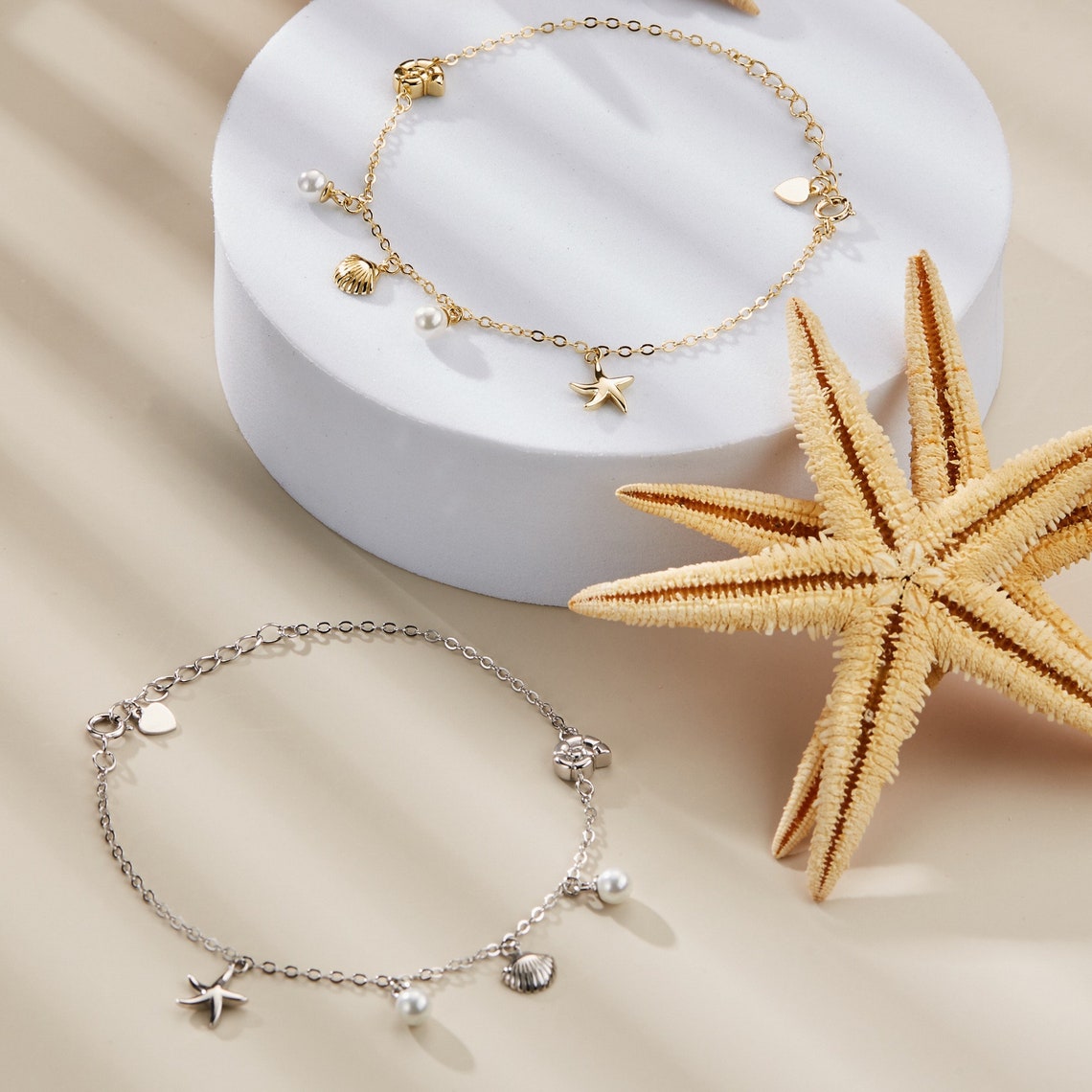 Pulsera con colgante de concha y estrella de mar