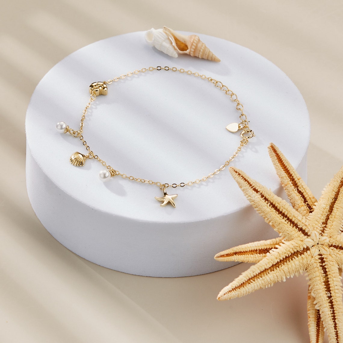 Pulsera con colgante de concha y estrella de mar