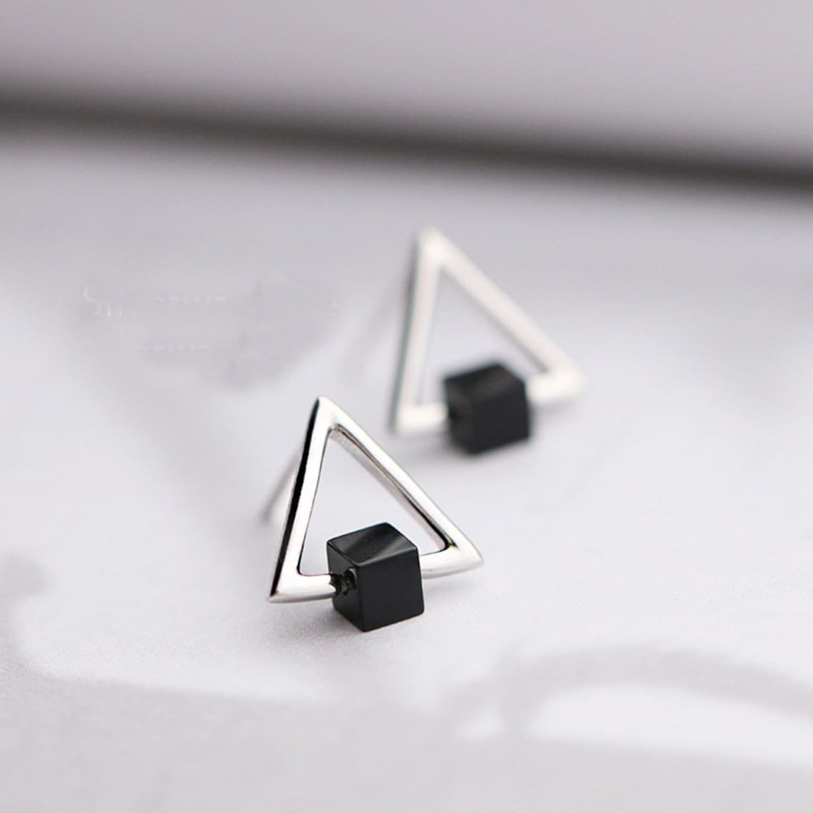 Pendientes de cubos negros en forma de triángulo geométrico