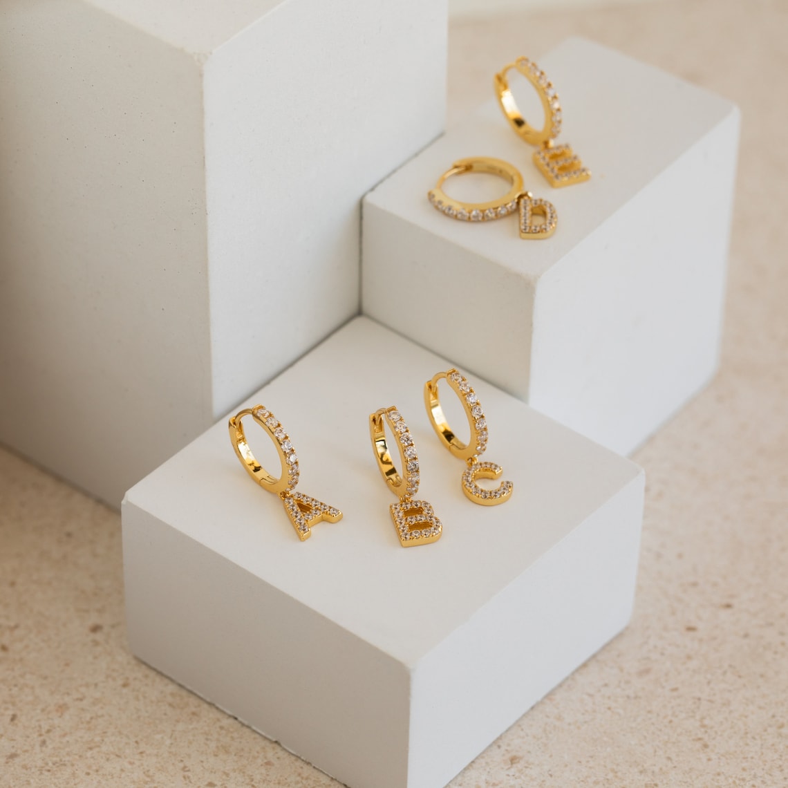 Pendientes con letras de diamante - Pendientes Huggie sutiles