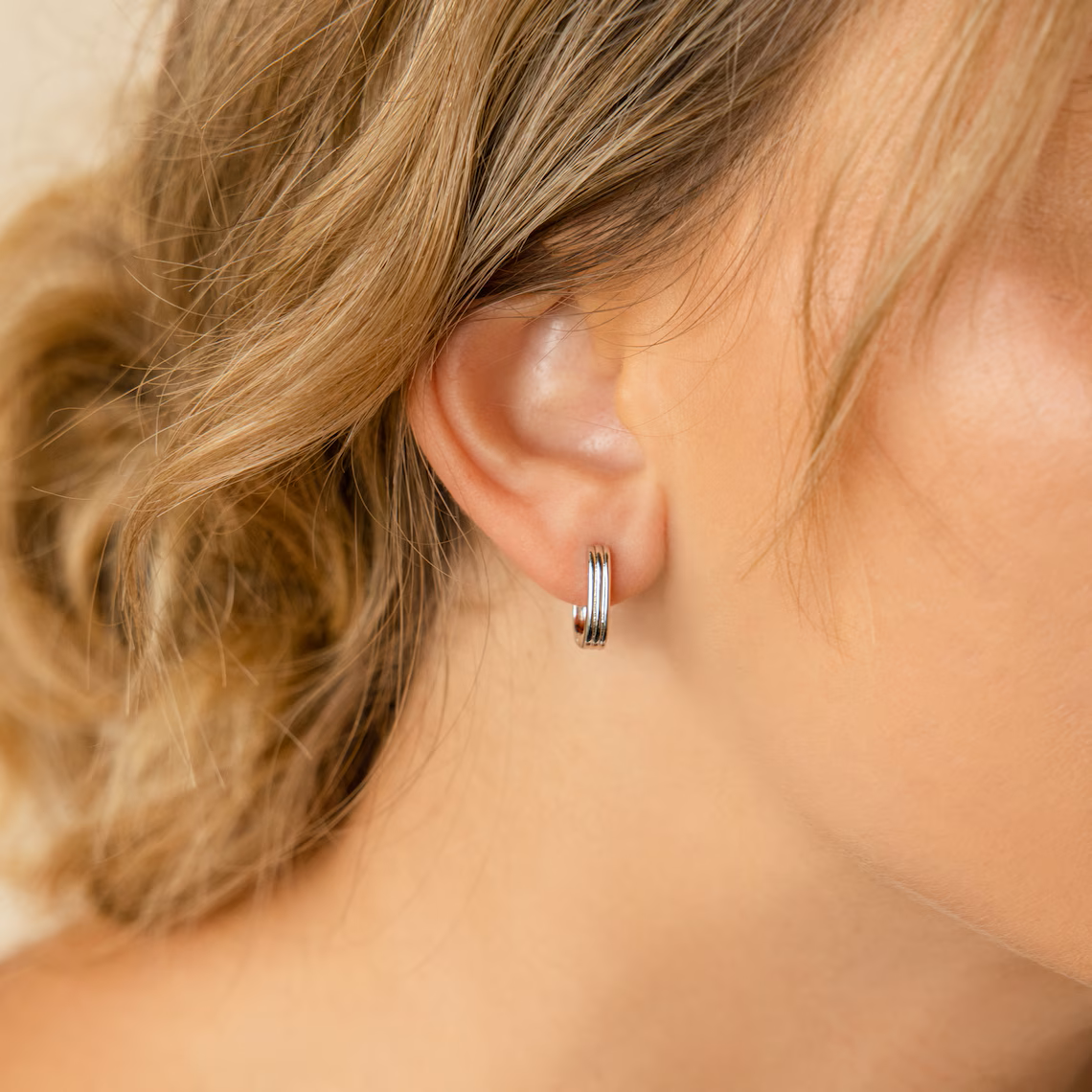 Pendientes de eslabones rectangulares con canaladuras - Pendientes Huggie de estilo minimalista