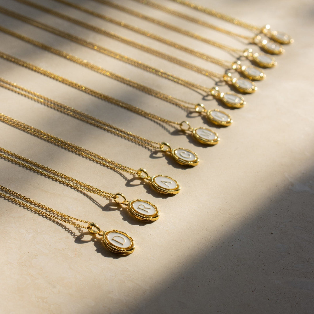 Camille – Collar con colgante personalizado con inicial