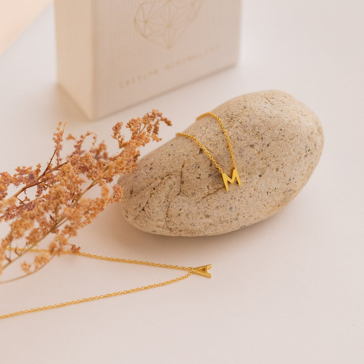 Jasmine – Collar sutil con inicial personalizada