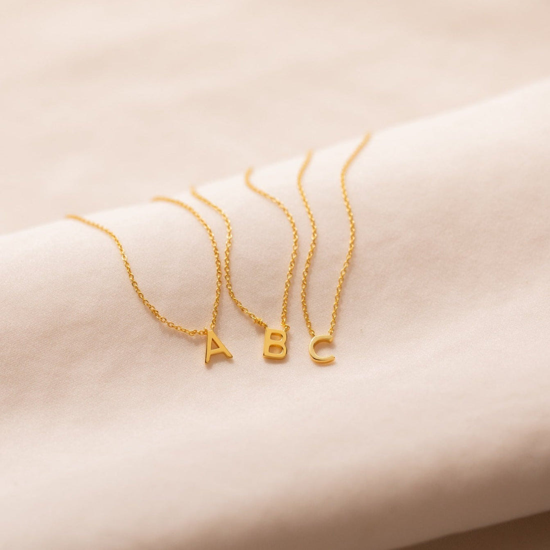 Jasmine – Collar sutil con inicial personalizada