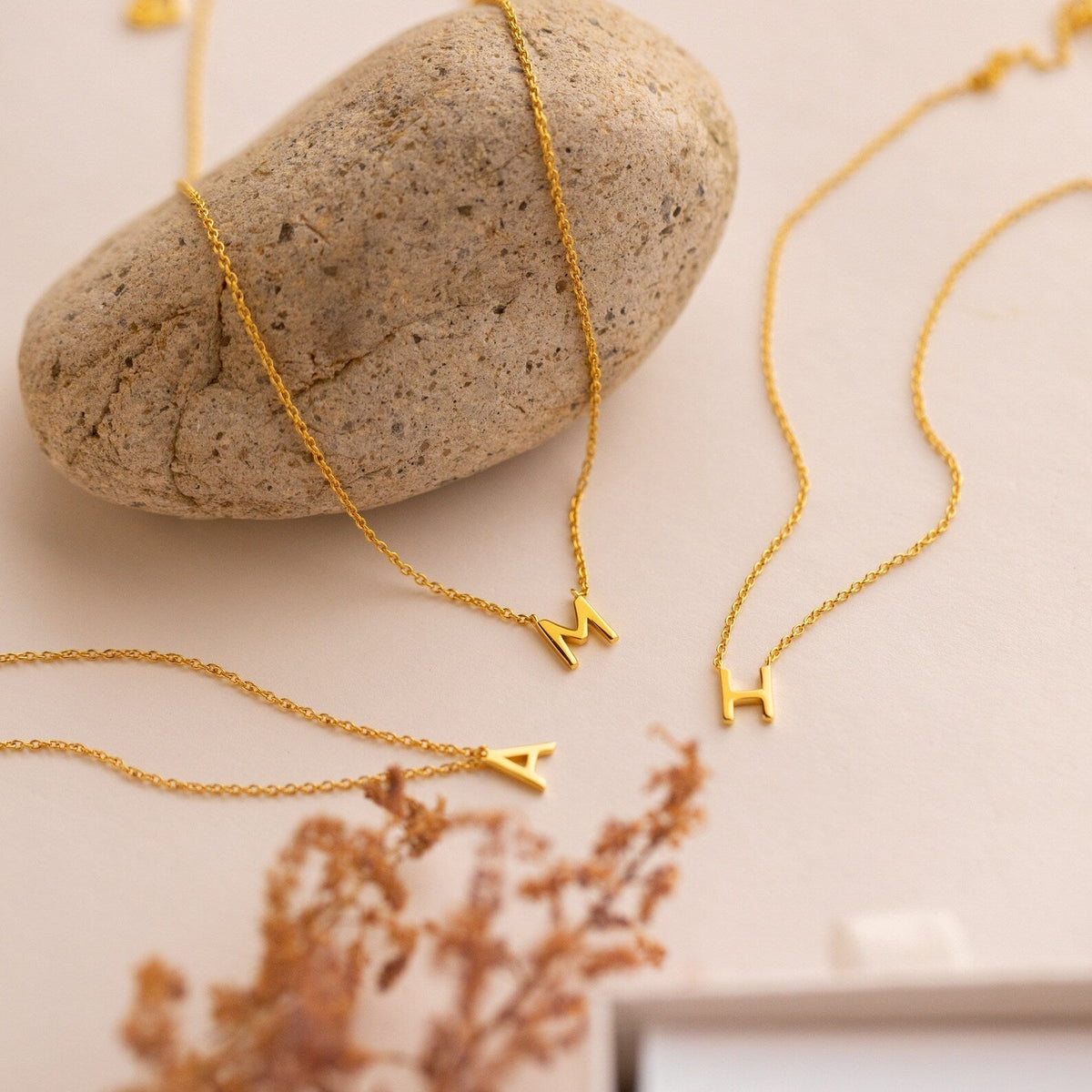 Jasmine – Collar sutil con inicial personalizada