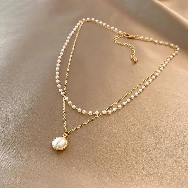 Auriane – Collar elegante de perlas y cadena dorada