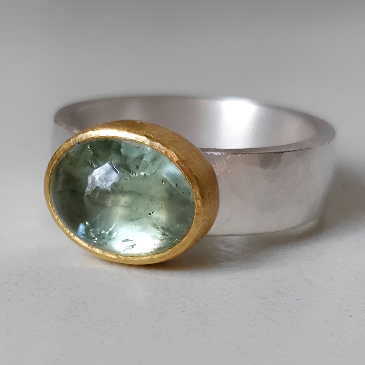 Selma – Anillo clásico con piedra verde redonda