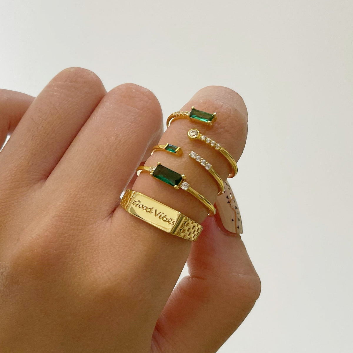 Fen - Anillo baguette delicado con circonita verde