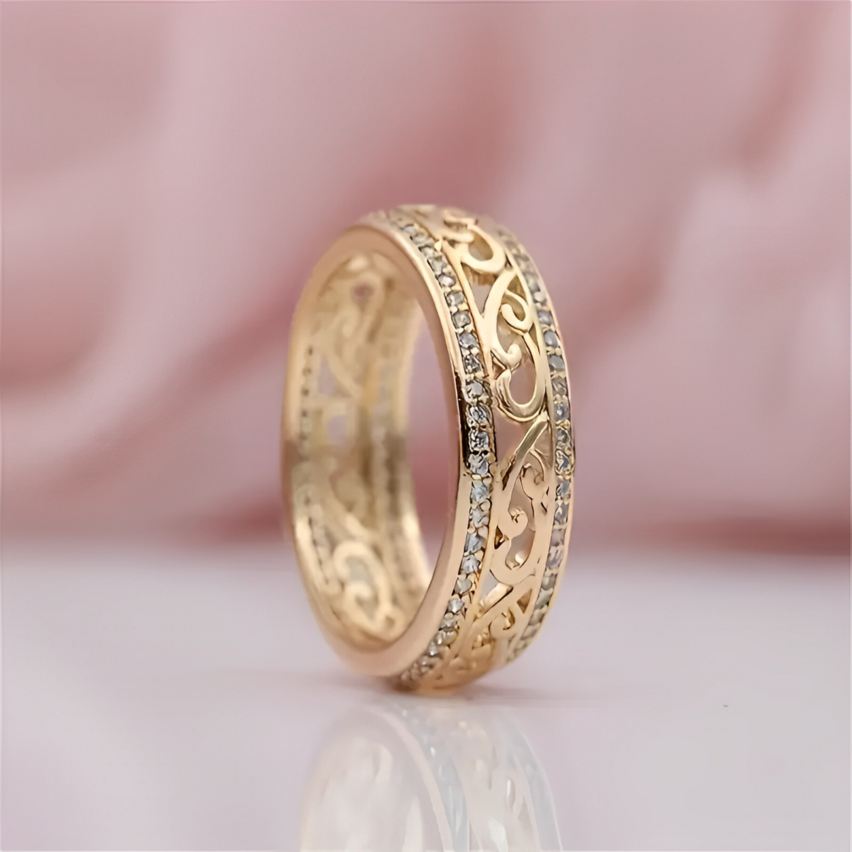 Jevy – Anillo dorado ancho con espacios