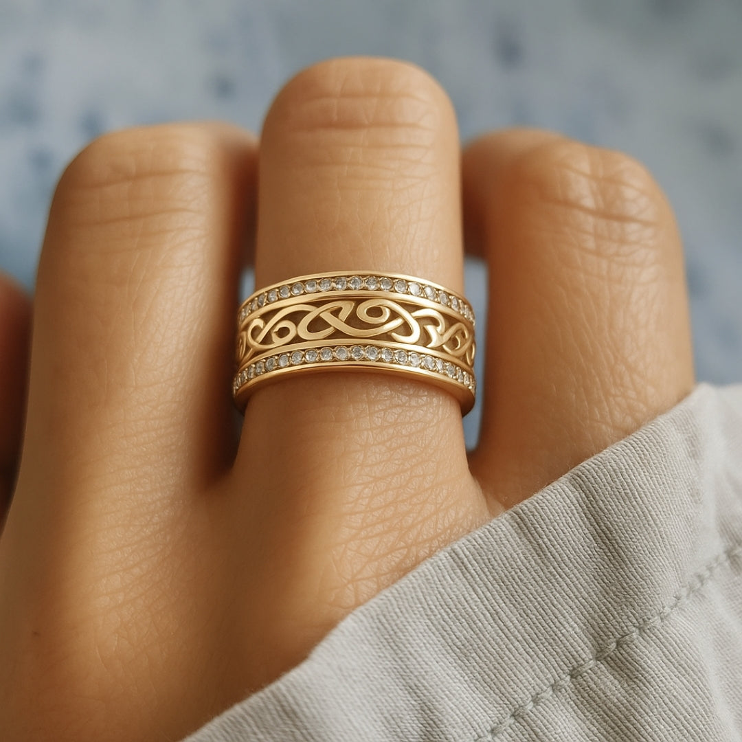 Jevy – Anillo dorado ancho con espacios