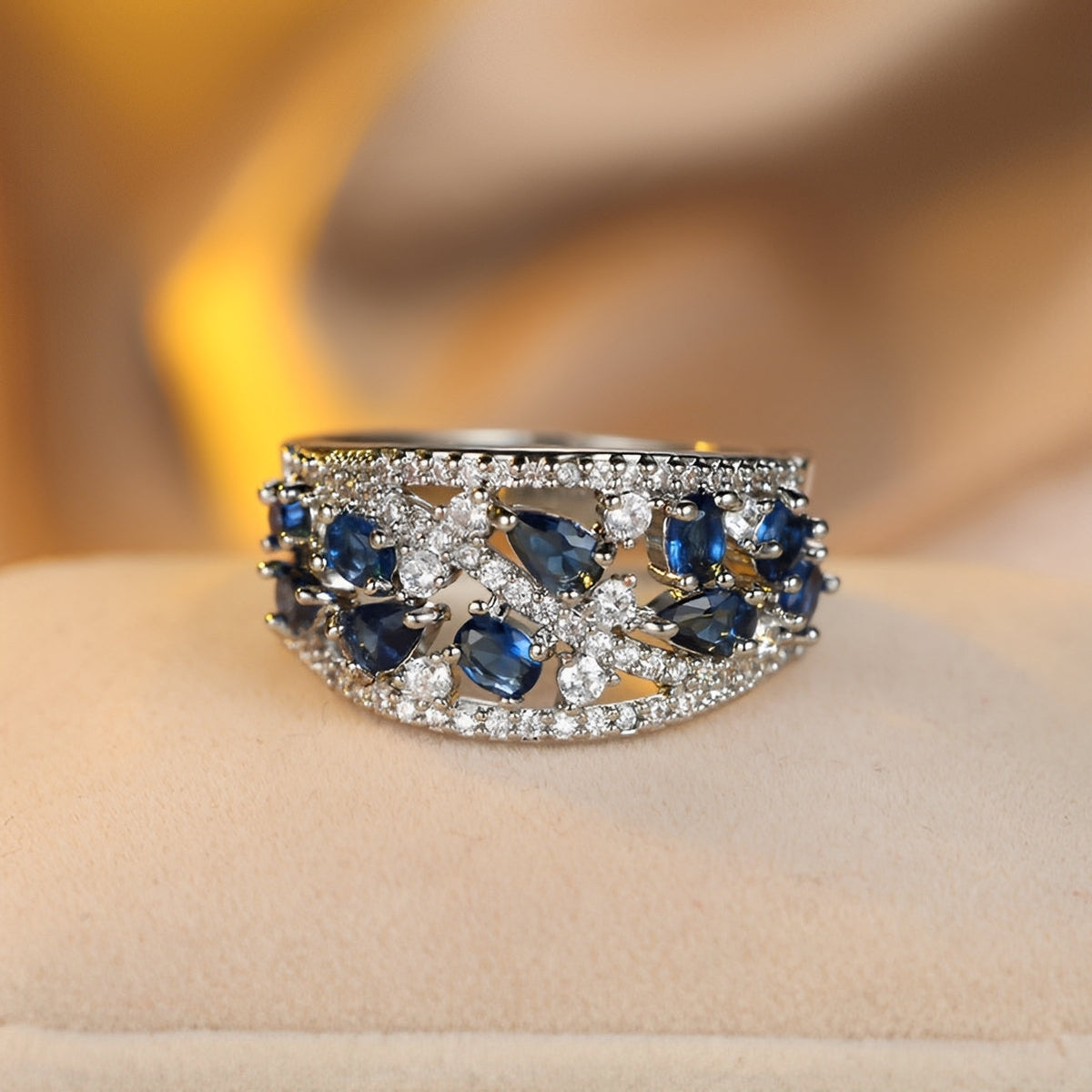 Julie – Anillo antiguo con zirconia azul y detalle dorado