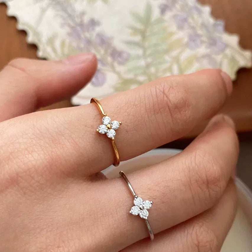 Mia – Anillo con trébol de cristal