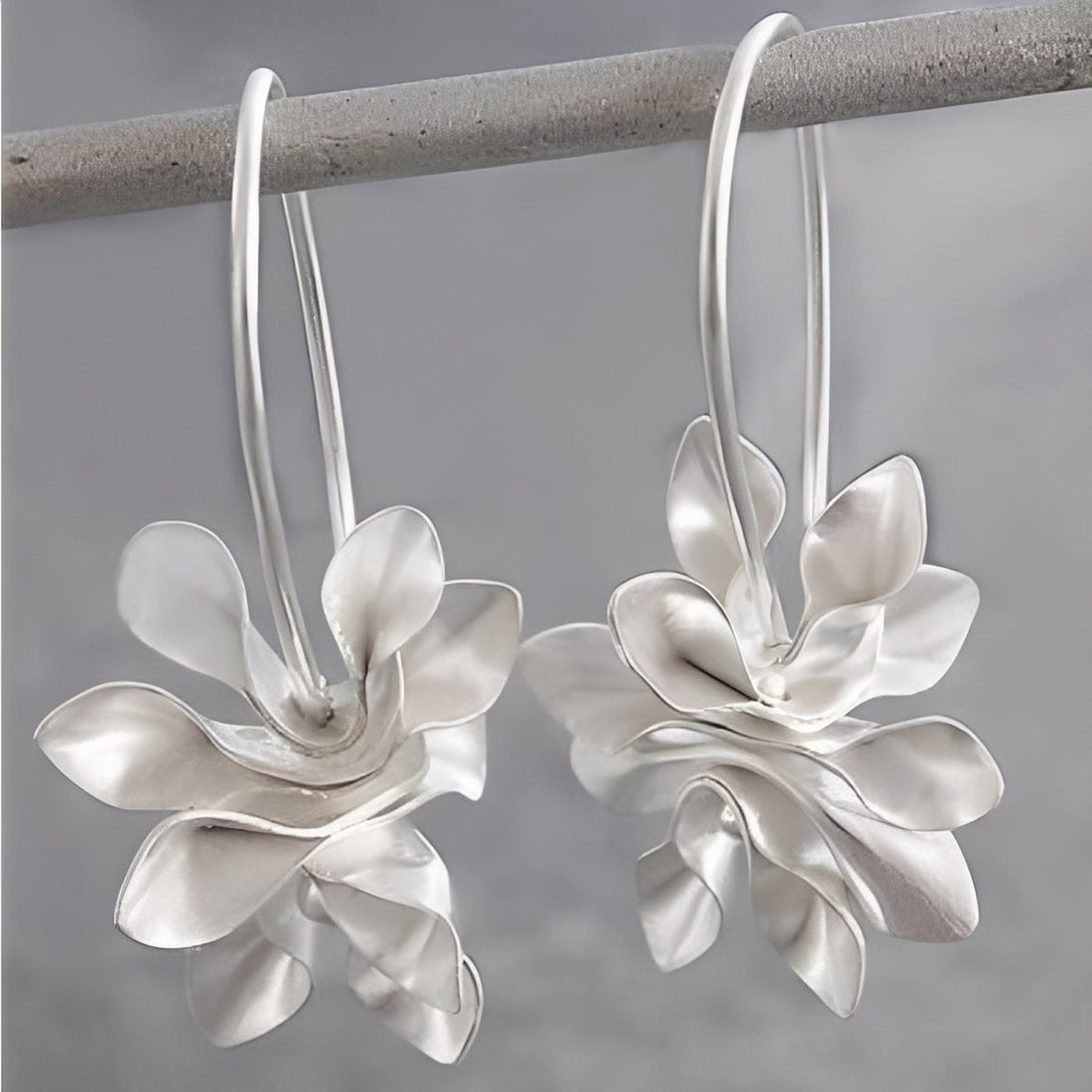 Chary – Pendientes vintage de flores plateados