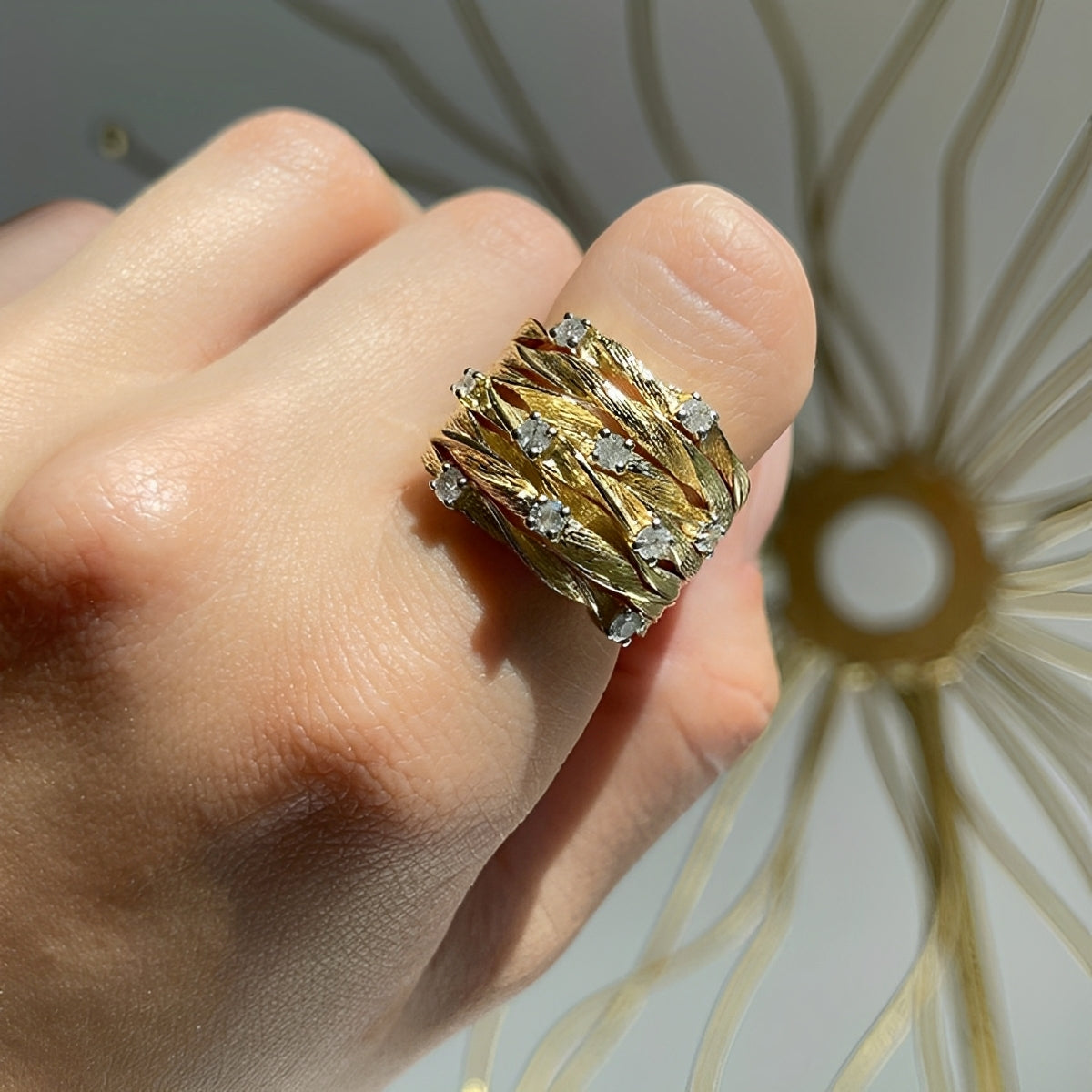 Marisse – Anillo dorado de diseño vintage con brillo sutil