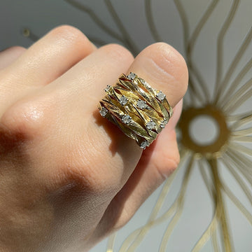 Marisse – Anillo dorado de diseño vintage con brillo sutil