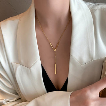 Vera – Collar con colgante de diseño geométrico