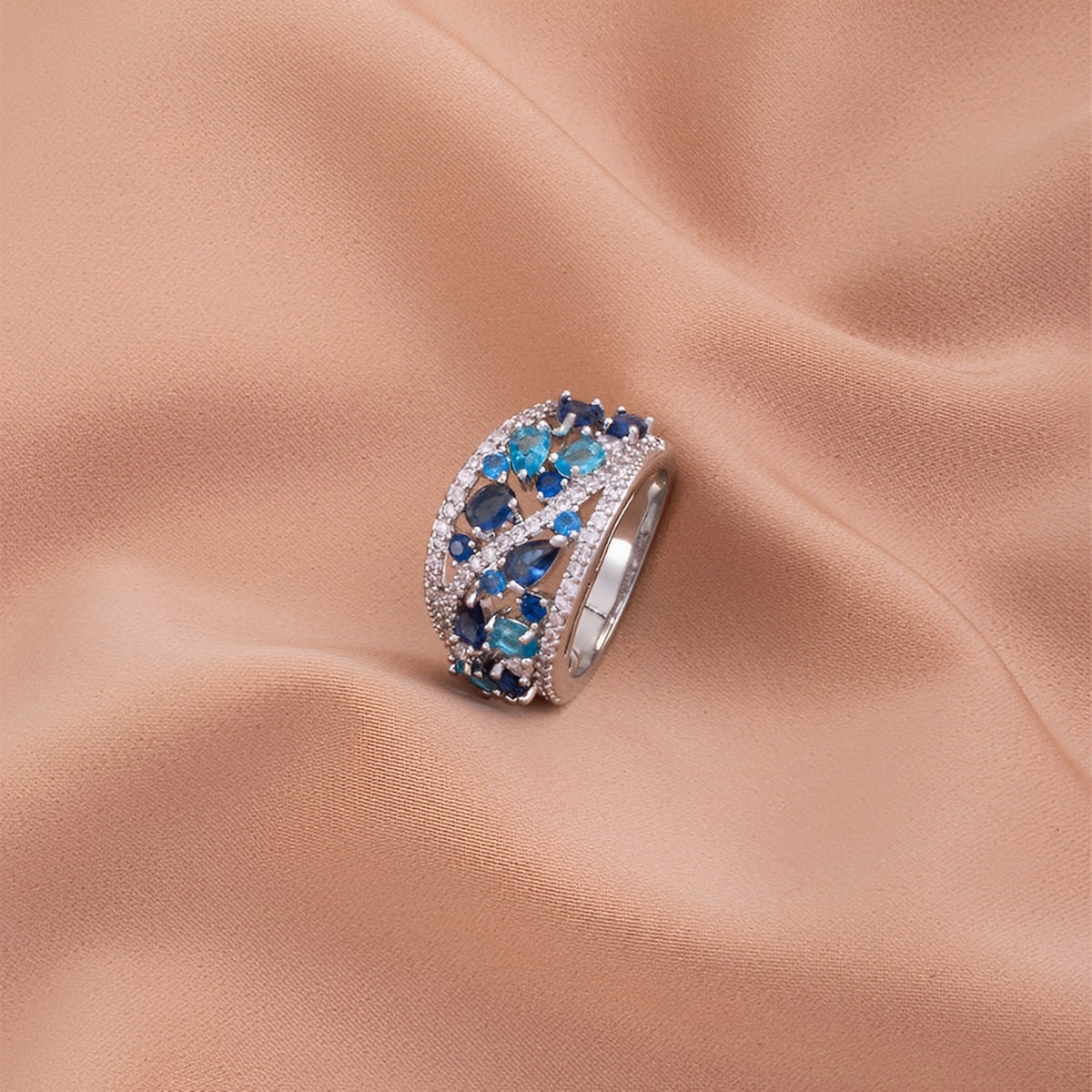 Julie – Anillo antiguo con zirconia azul y detalle dorado