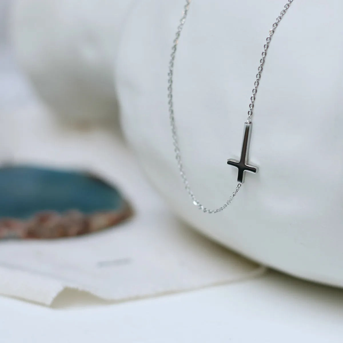 Nelly – Collar cruz minimalista en dorado