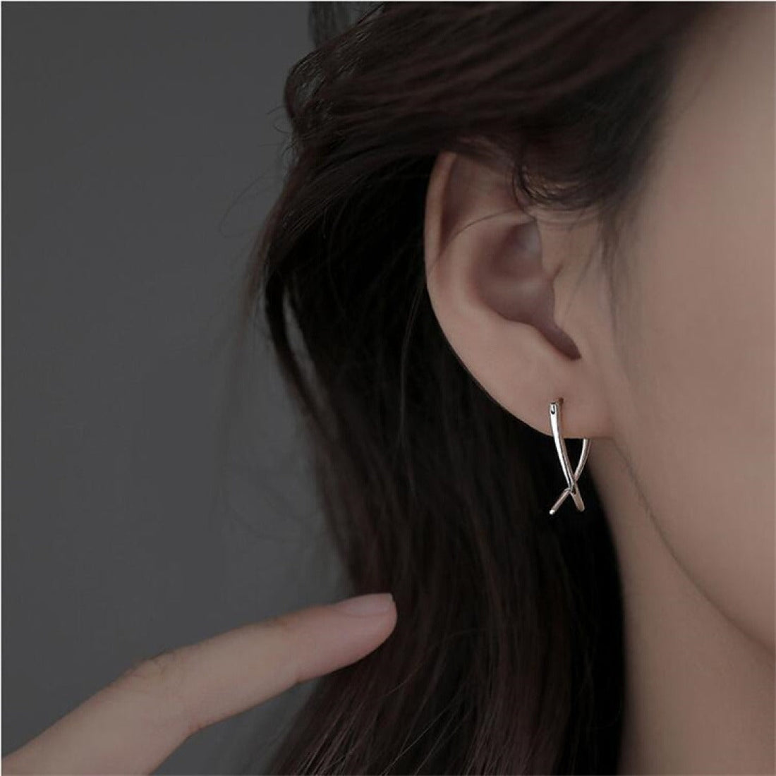 Emilie – Pendientes sofisticados con líneas cruzadas