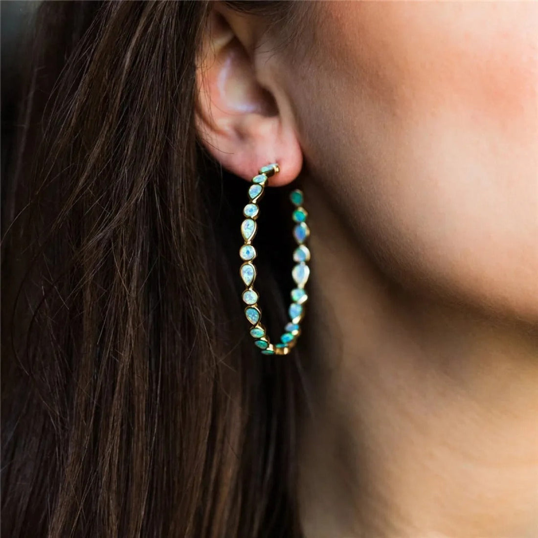 Raya – Aros vintage dorados con ópalo azul