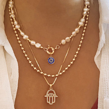 Jade – Collar de perlas en distintos niveles y Hamsa