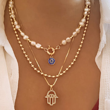 Nadia – Collar con múltiples filas de perlas y mano de Hamsa