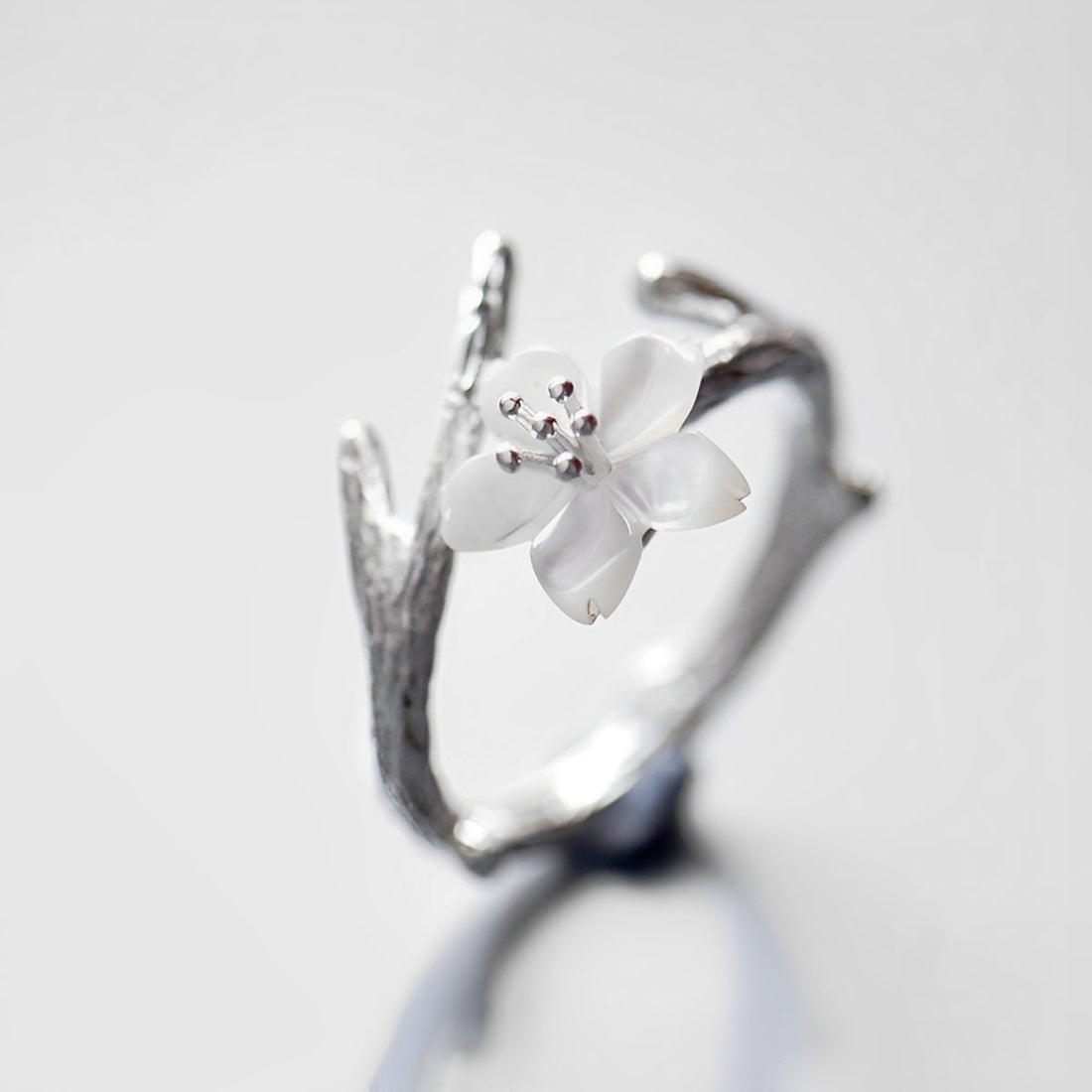 Lilou – Anillo vintage regulable con flor blanca