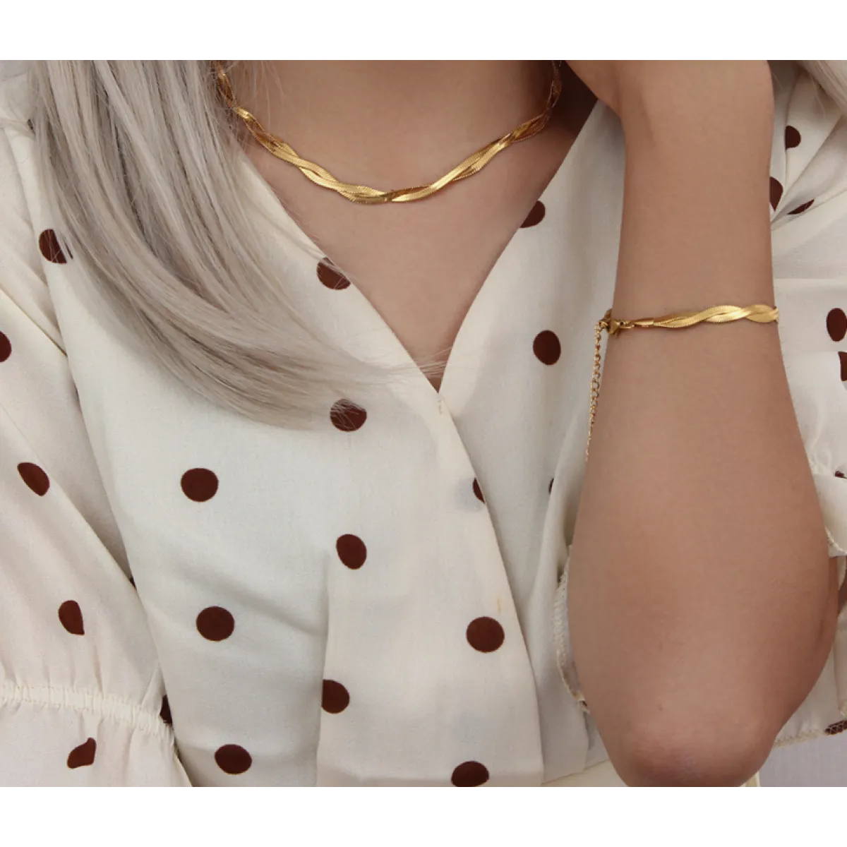 Alina – Set de collar y pulsera elegante dorado entrelazado