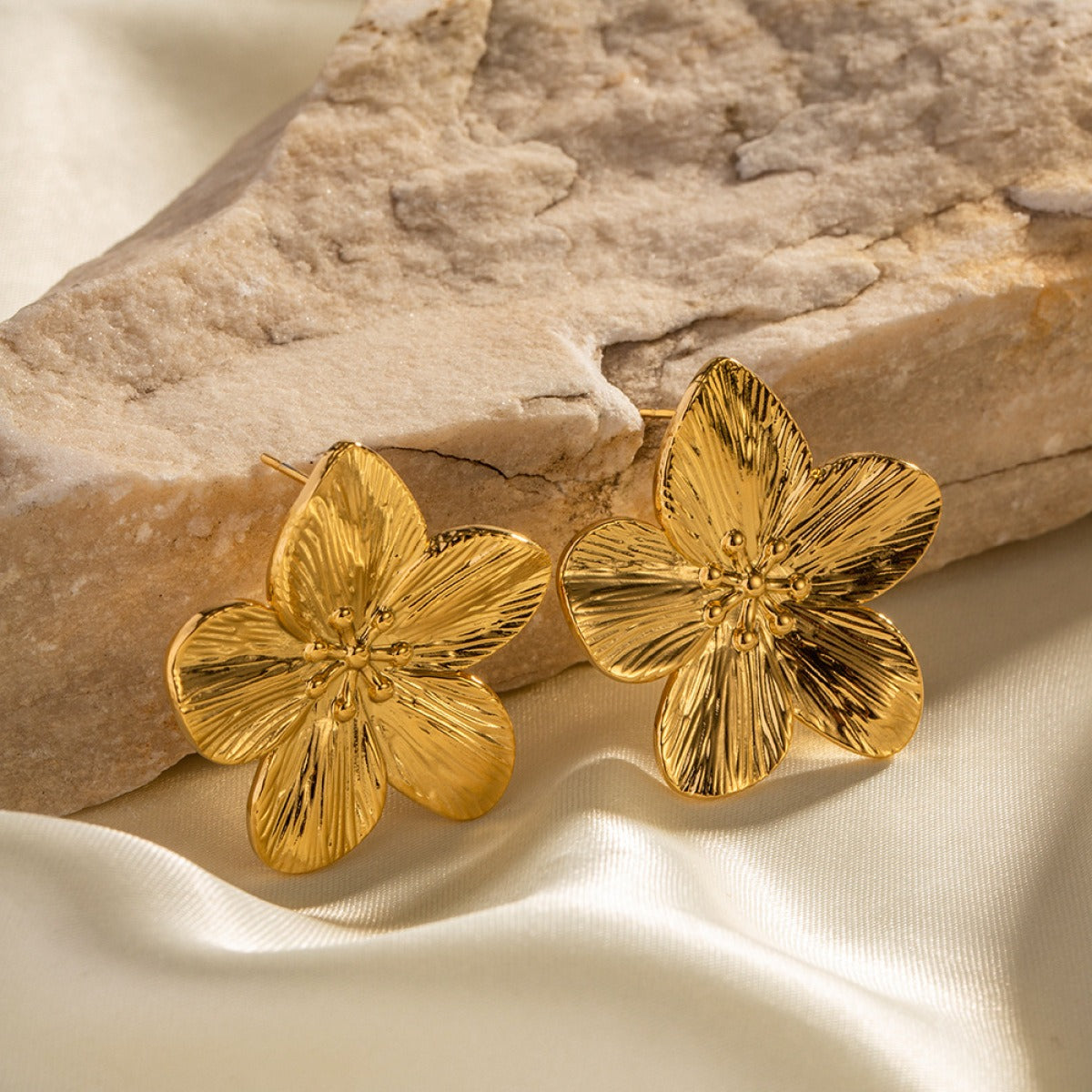 Rianne – Pendientes flor en dorado