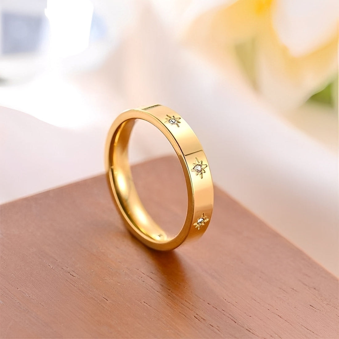 Nova – Anillo dorado con estrellas luminosas