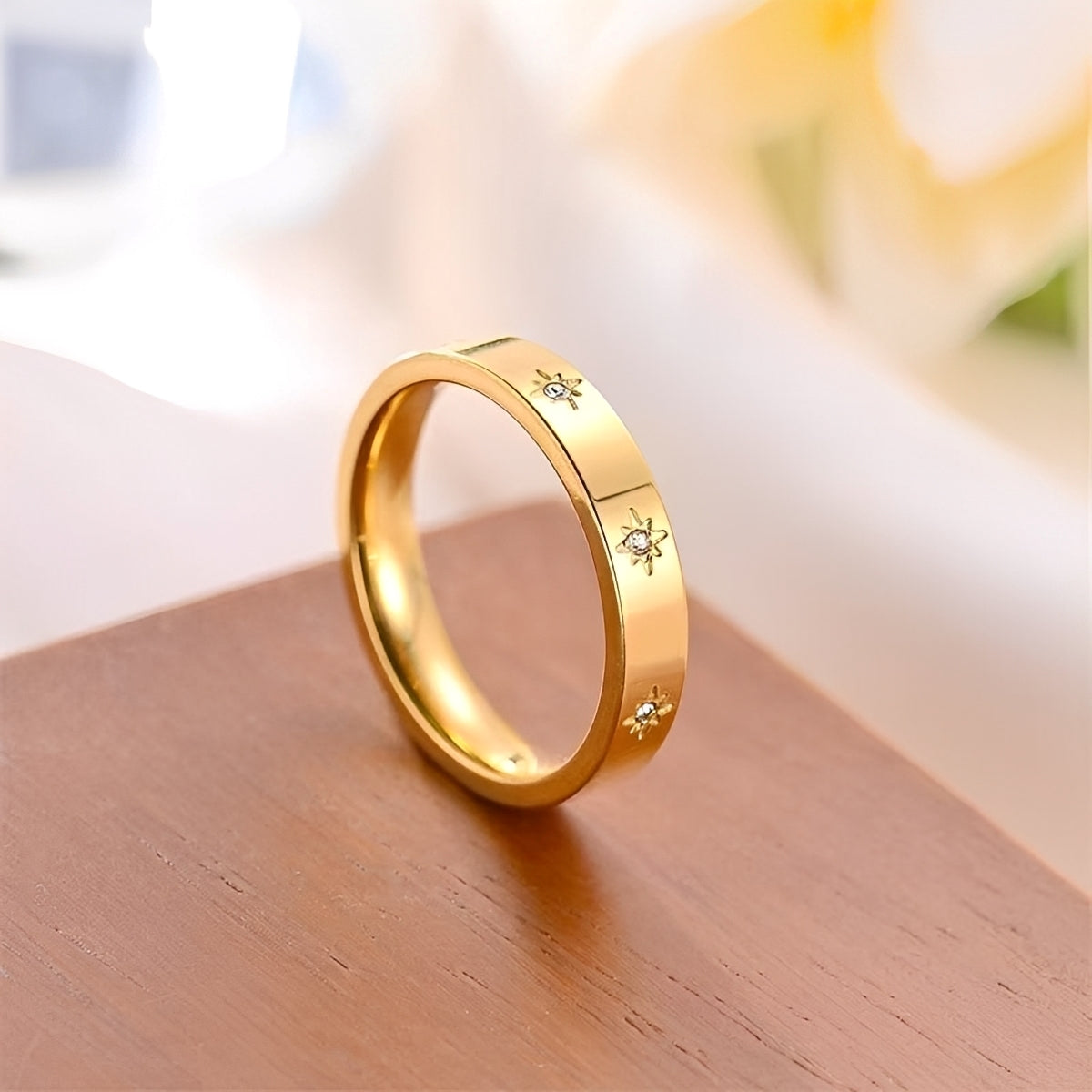 Nova – Anillo dorado con estrellas luminosas