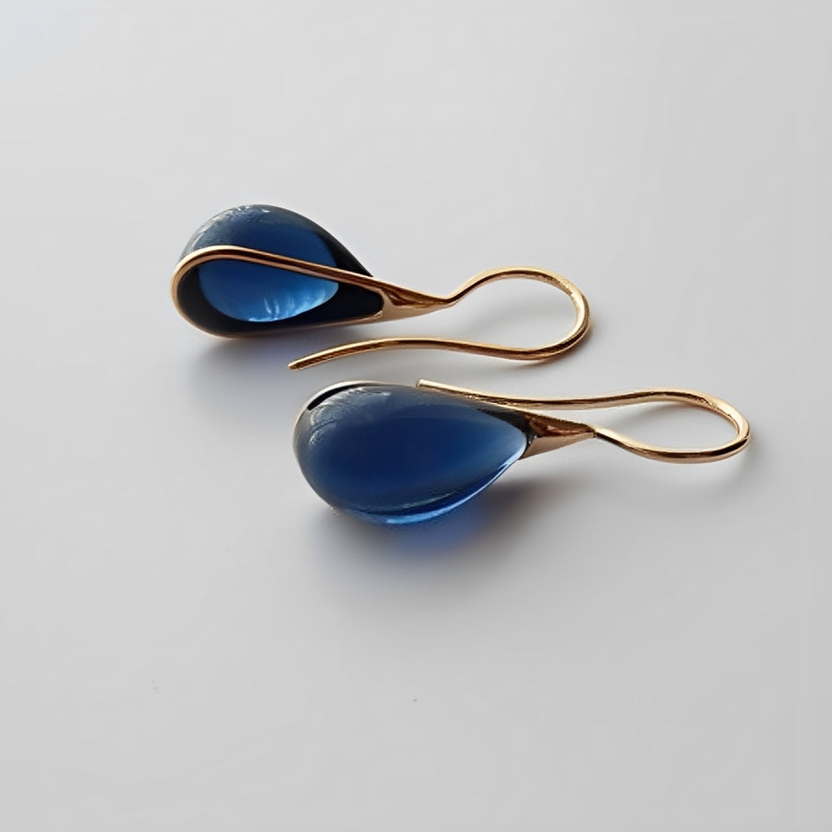 Karen – Pendientes colgantes de cristal en tonos dorados y plateados