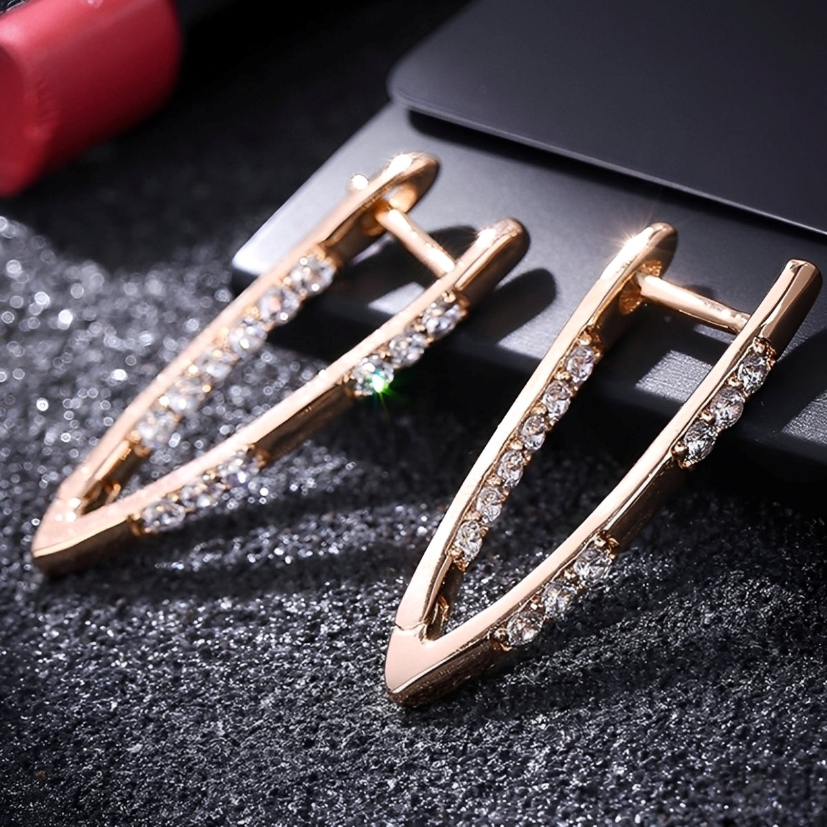 Cleah – Pendientes sofisticados de zirconia dorada