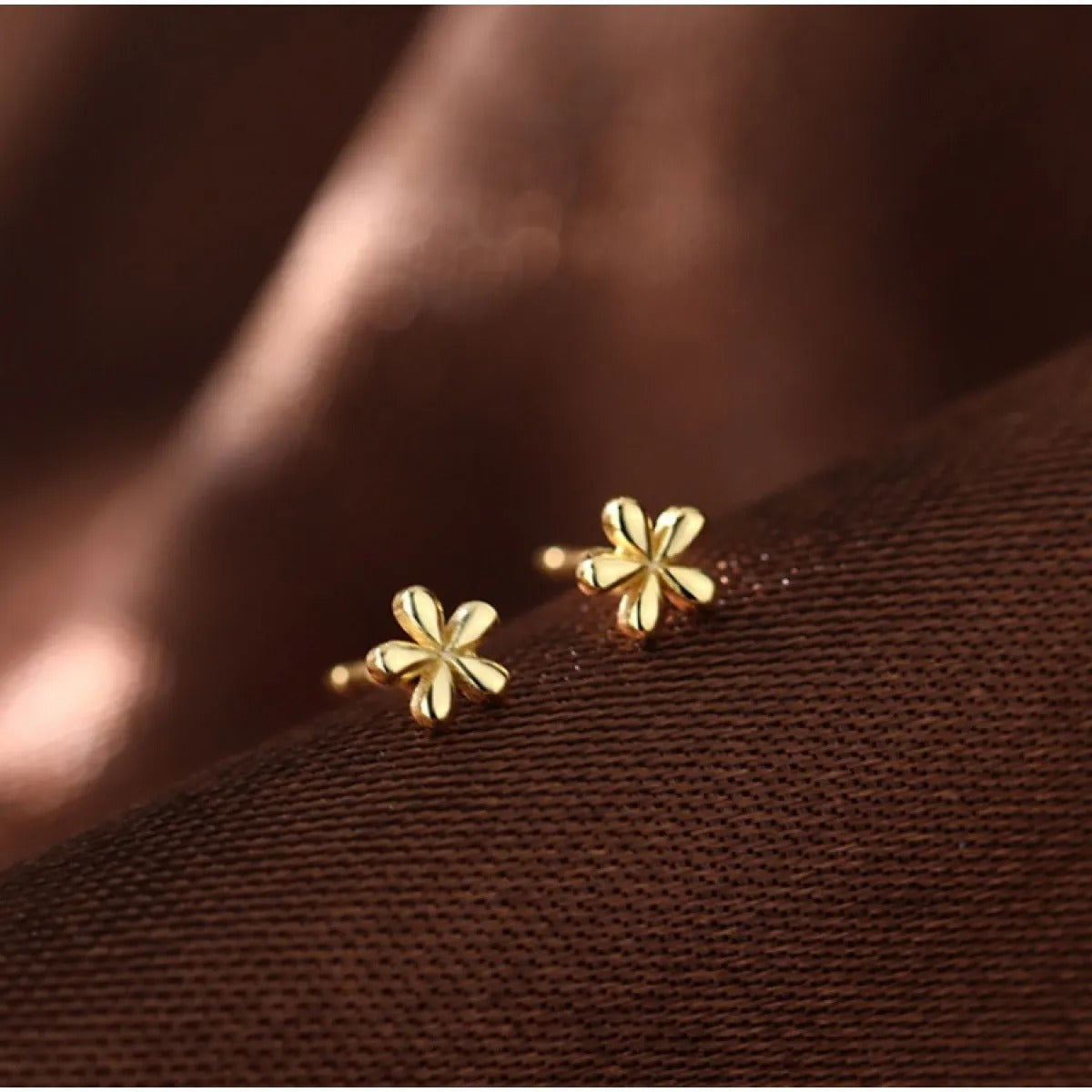 Lily – Pendientes dorados pequeños