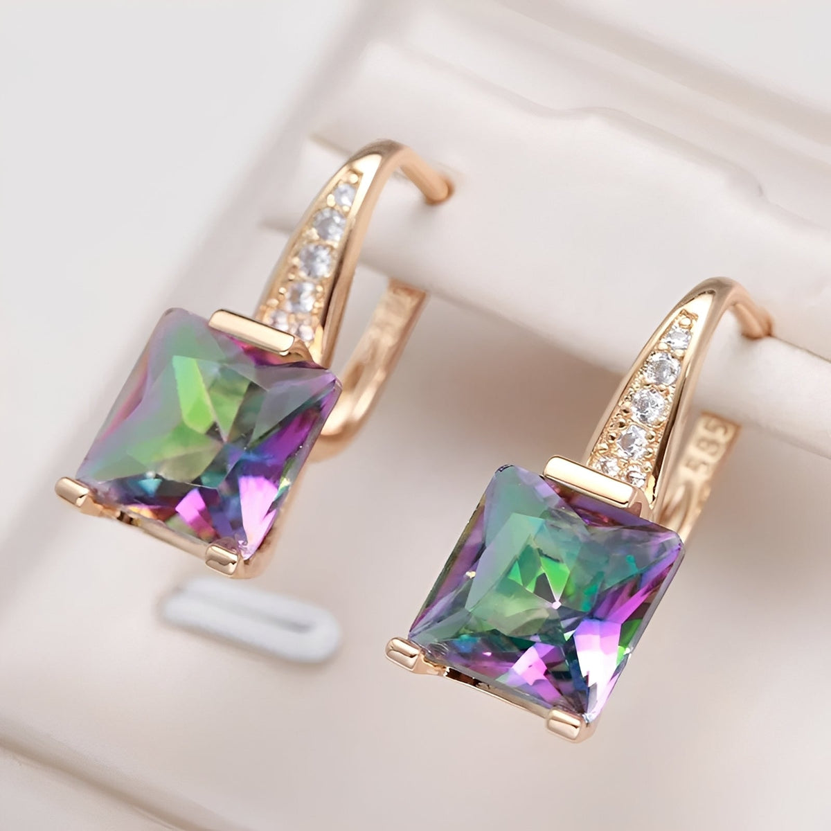 Celina – Aros dorados con circonitas de colores