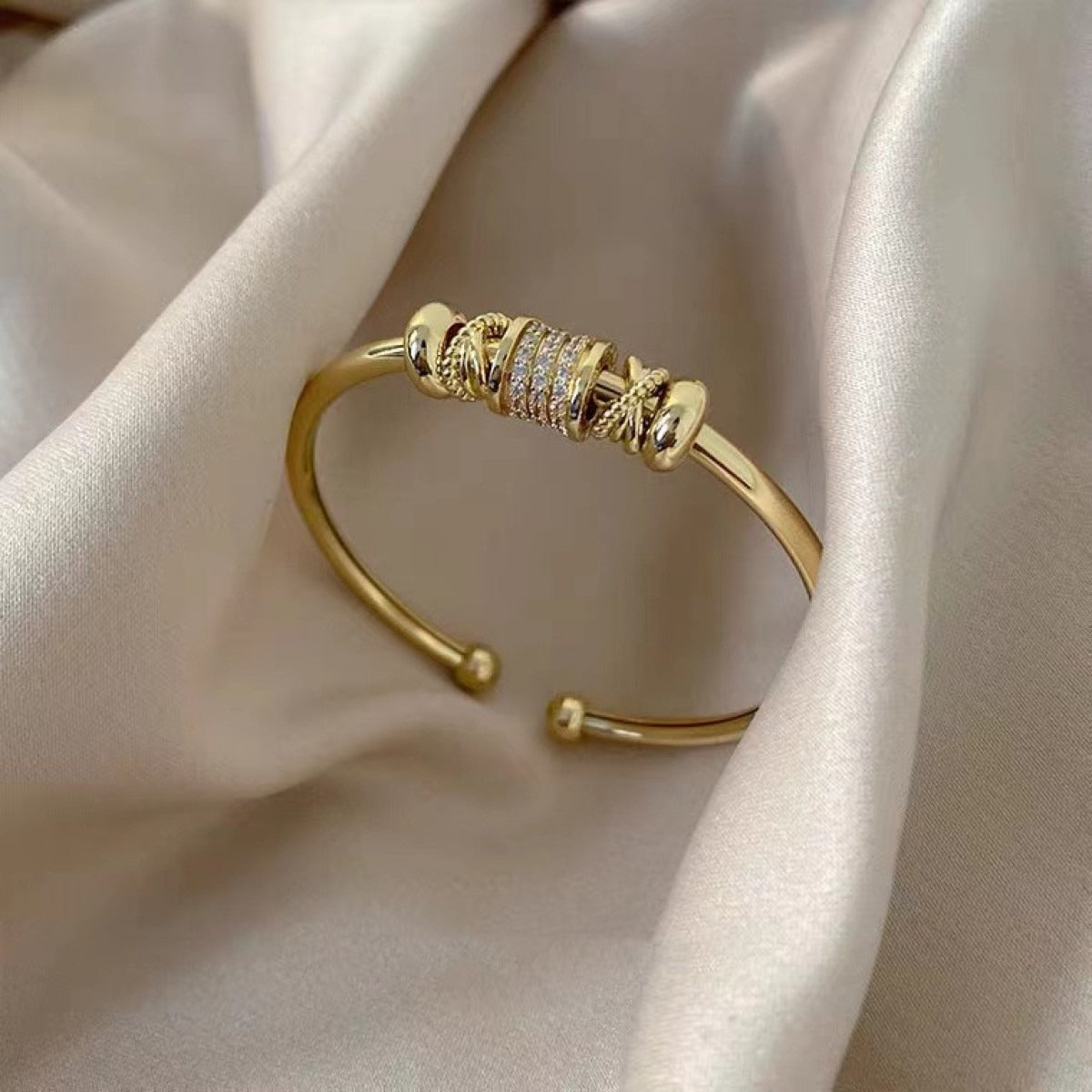 Amalia – Pulsera regulable con encantos dorados