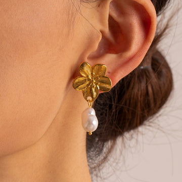 Ember – Pendientes florales con perlas doradas