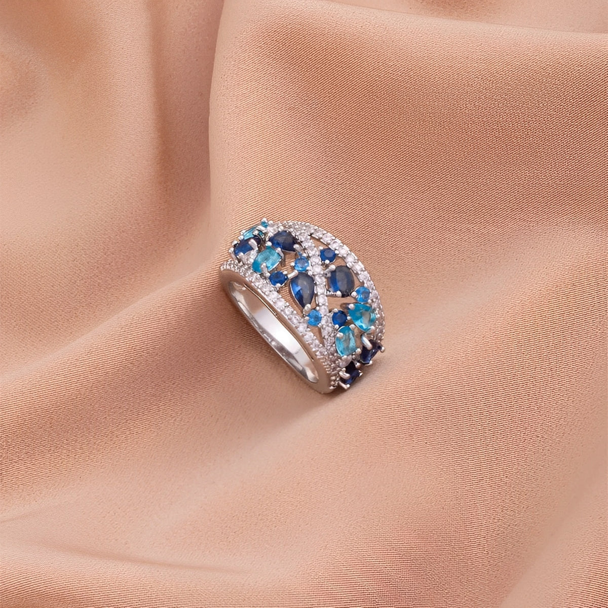 Julie – Anillo antiguo con zirconia azul y detalle dorado