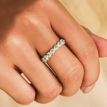 Dahliana – Anillo Margarita en Plata Ajustable y Esmalte Pintado a Mano