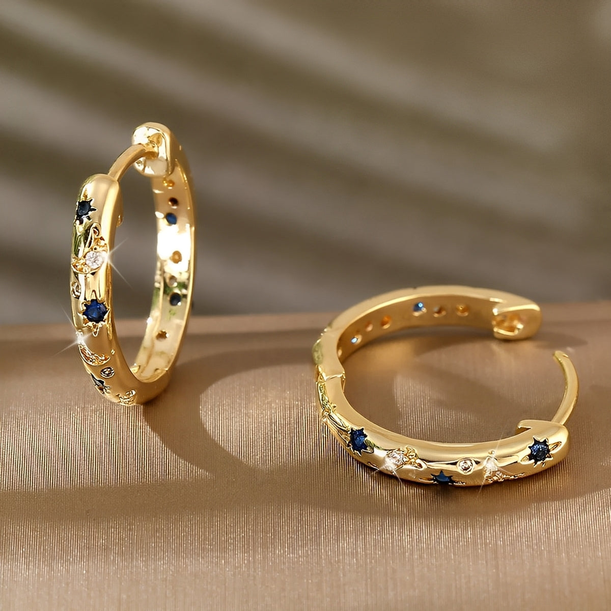 Maelis – Aros dorados vintage con circonita azul