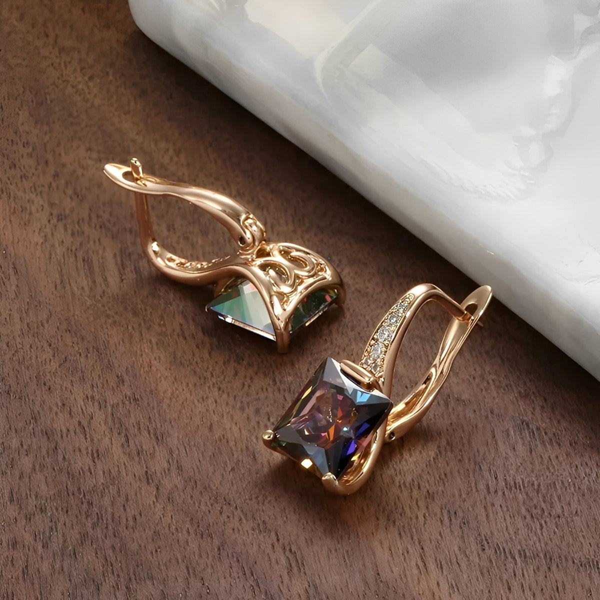Celina – Aros dorados con circonitas de colores