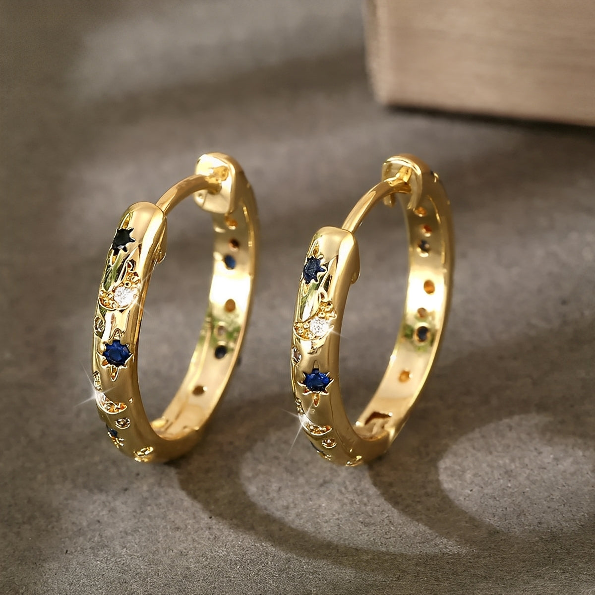Maelis – Aros dorados vintage con circonita azul