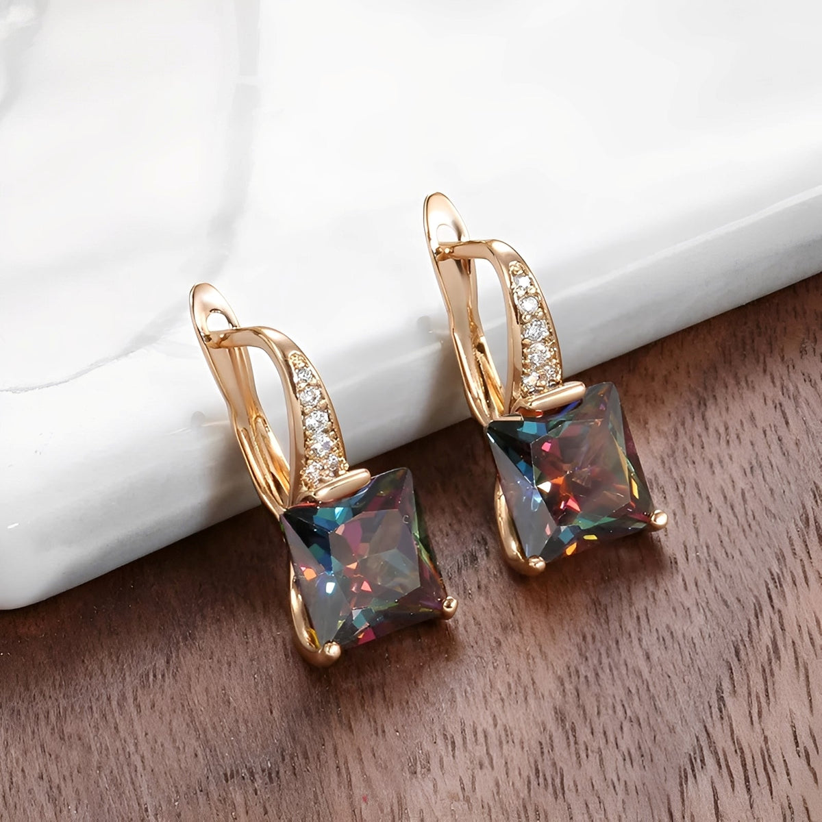 Celina – Aros dorados con circonitas de colores