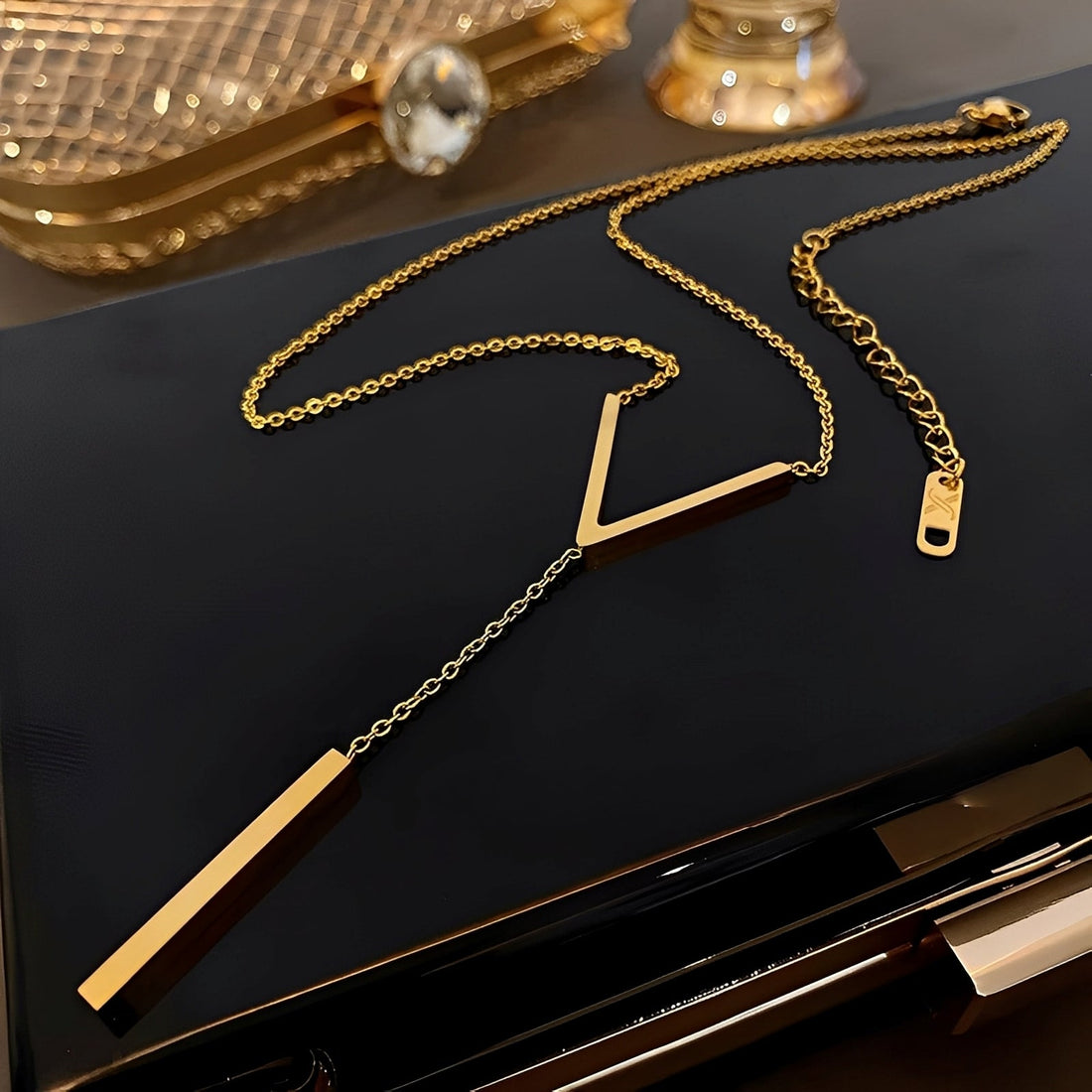 Vera – Collar con colgante de diseño geométrico