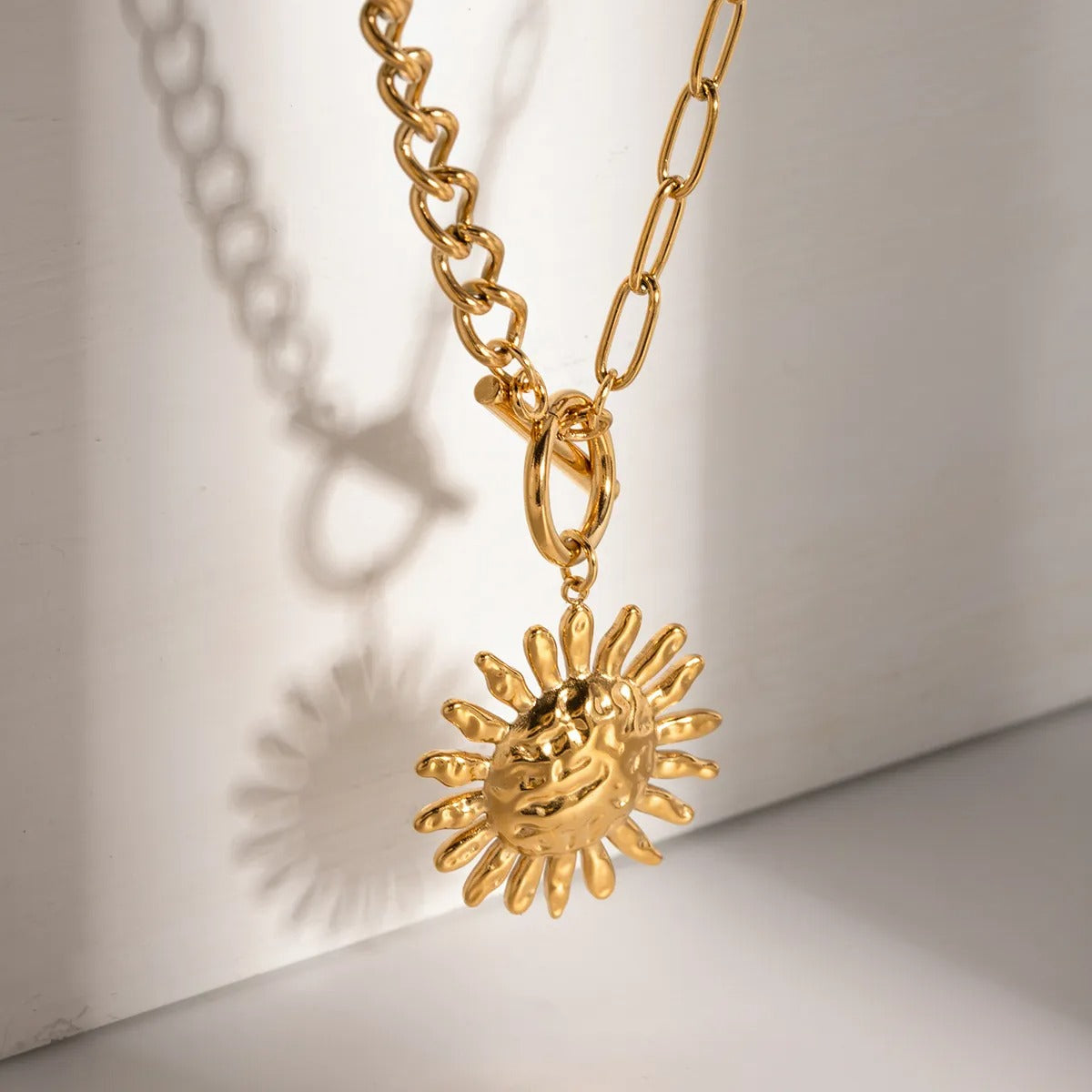 Milly – Collar impactante flor de girasol dorada