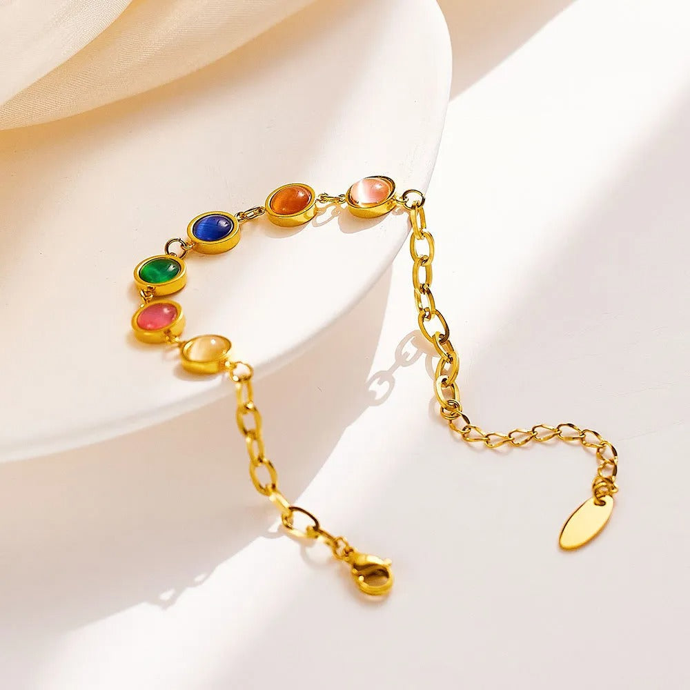Maisie – Pulsera dorada con piedra colorida