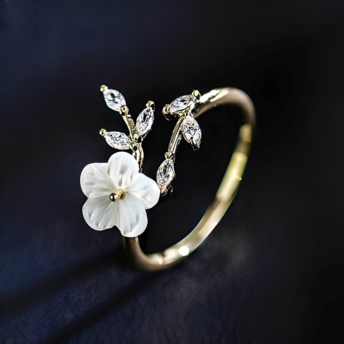 Mayla – Anillo floral con flores blancas y circonitas